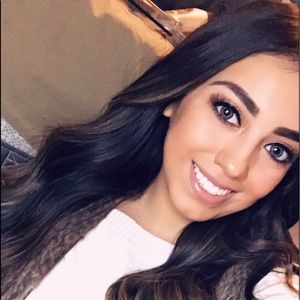 Meet your Posher, Corina